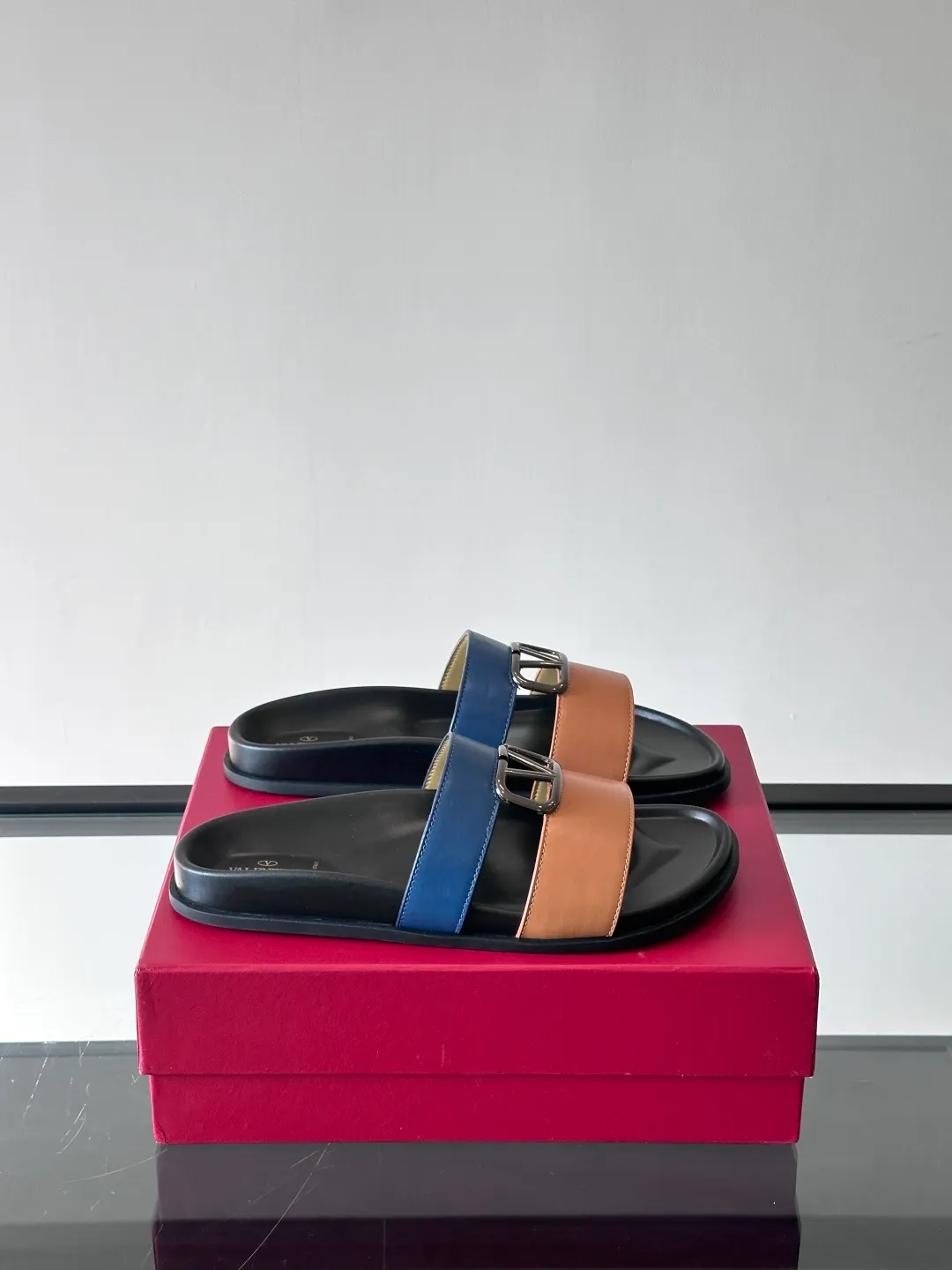 Men's shoes 💰p320 "VALENTINO" Valentino Men's 🧍‍♂️ Spring and summer new style metal rivet flat slippers, elegant sandals, the same style worn by celebrities, original molding, imported calfskin. Rubber outsole. Soft and durable, full set of counter packaging size: 39-44 (customized at 38.45.46)